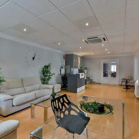 Oyo El Pilar בית הארחה 2*