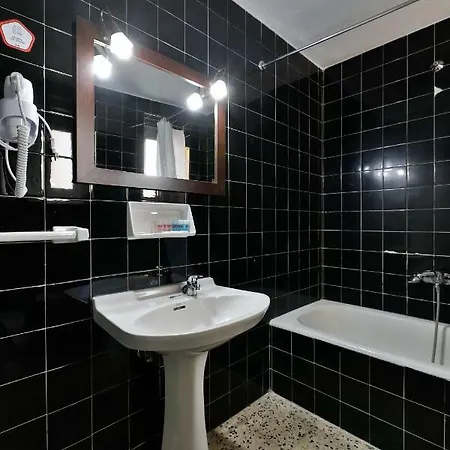 Oyo El Pilar בית הארחה